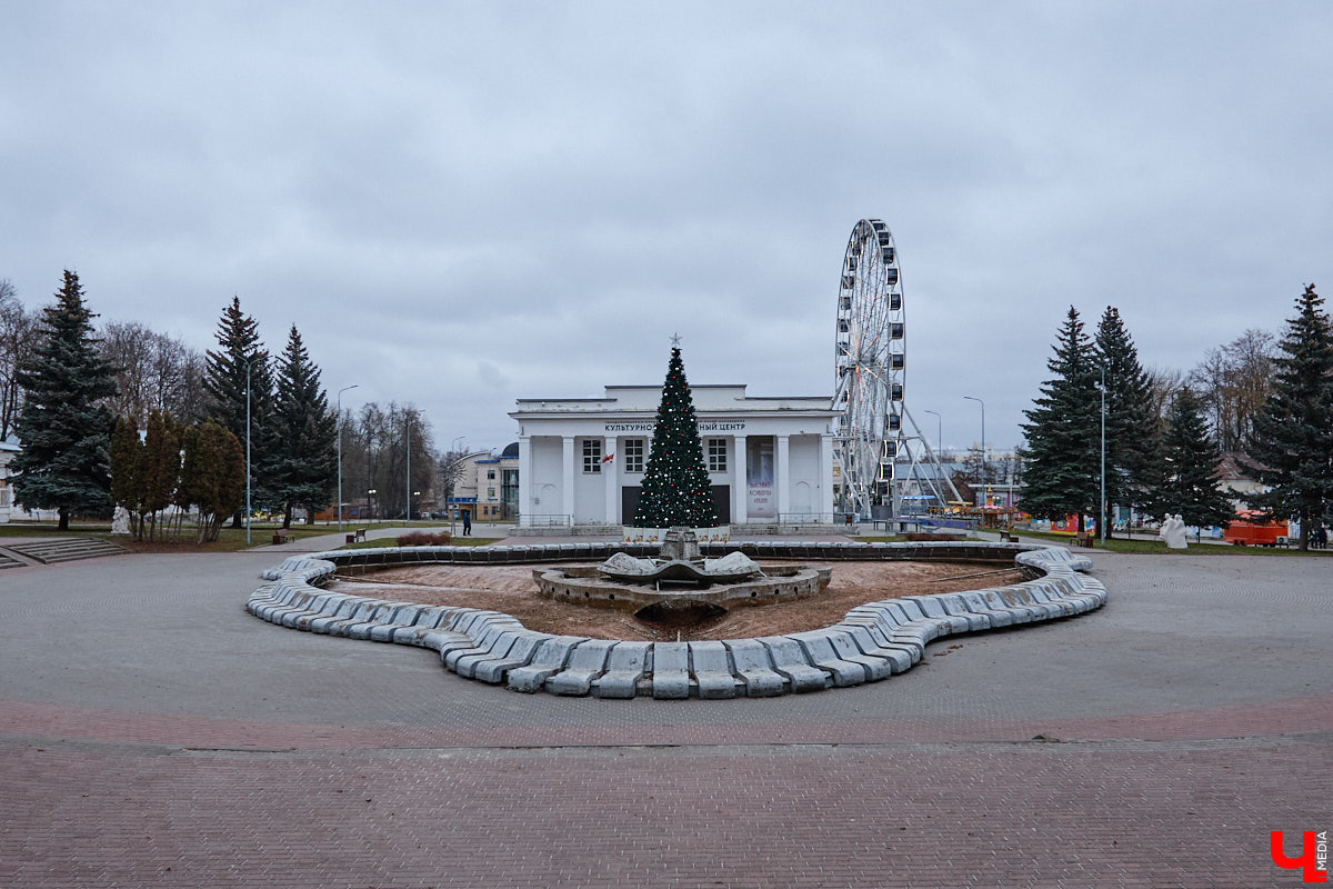 Летом 2025-го Владимир решили вновь превратить в белокаменную столицу. Десять скульпторов в течение месяца творили под палящим солнцем на площадке возле колеса обозрения, явив на свет каждый по одному изваянию. Спустя полгода в городе наконец установили первые четыре работы мастеров по камню. «Ключ-Медиа» узнал, где они расположены и какие еще монументы откроют до конца года.