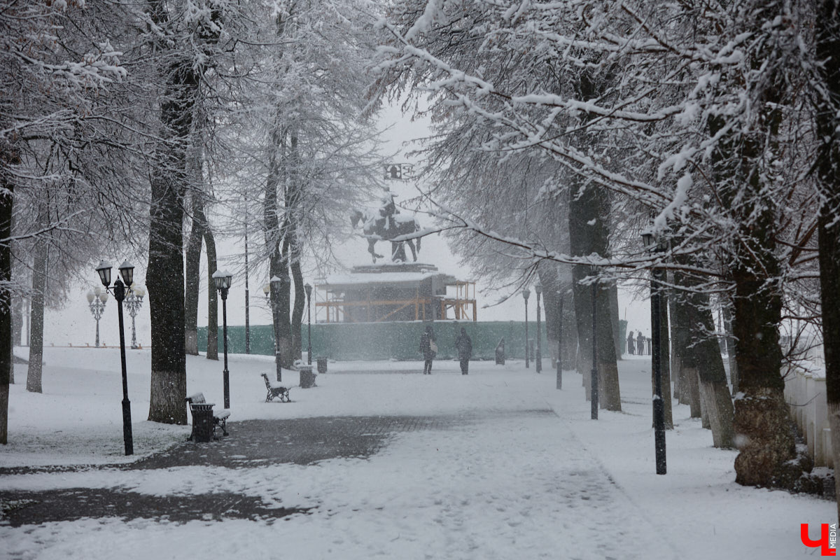 Летом 2025-го Владимир решили вновь превратить в белокаменную столицу. Десять скульпторов в течение месяца творили под палящим солнцем на площадке возле колеса обозрения, явив на свет каждый по одному изваянию. Спустя полгода в городе наконец установили первые четыре работы мастеров по камню. «Ключ-Медиа» узнал, где они расположены и какие еще монументы откроют до конца года.