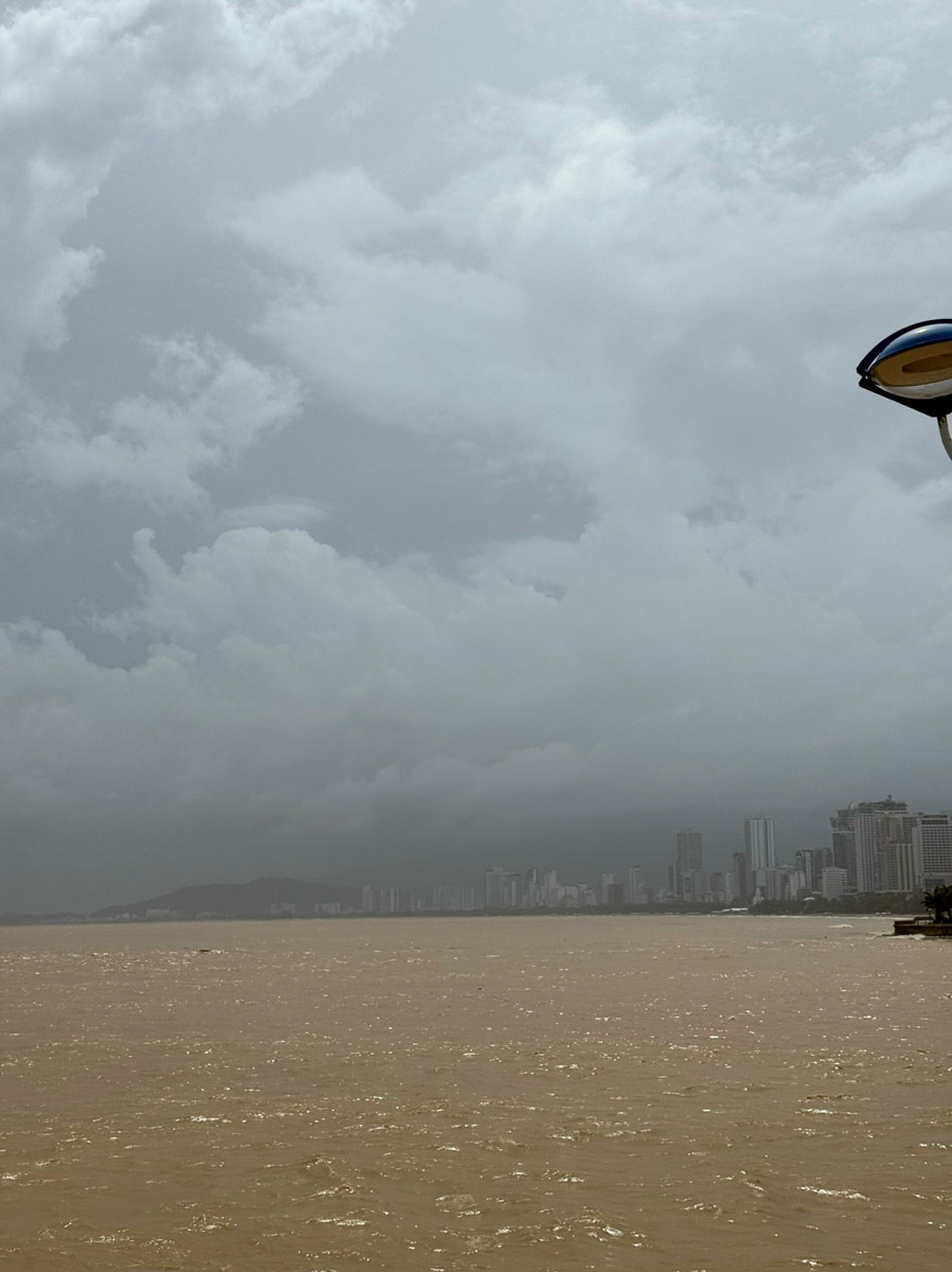 Отдых в несезон — рисковое мероприятие. Владимирский реставратор Маргарита Зинова решилась на него, отправившись на курорт Вьетнама в ноябре, и чуть не оказалась во власти разрушительной стихии. О впечатлениях, привезенных из Нячанга, она рассказала «Ключ-Медиа».