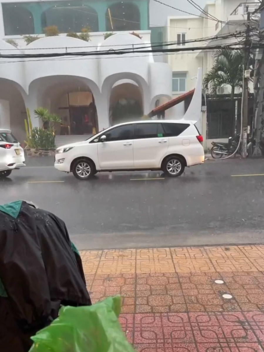 Отдых в несезон — рисковое мероприятие. Владимирский реставратор Маргарита Зинова решилась на него, отправившись на курорт Вьетнама в ноябре, и чуть не оказалась во власти разрушительной стихии. О впечатлениях, привезенных из Нячанга, она рассказала «Ключ-Медиа».