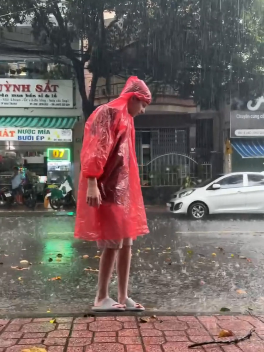 Отдых в несезон — рисковое мероприятие. Владимирский реставратор Маргарита Зинова решилась на него, отправившись на курорт Вьетнама в ноябре, и чуть не оказалась во власти разрушительной стихии. О впечатлениях, привезенных из Нячанга, она рассказала «Ключ-Медиа».