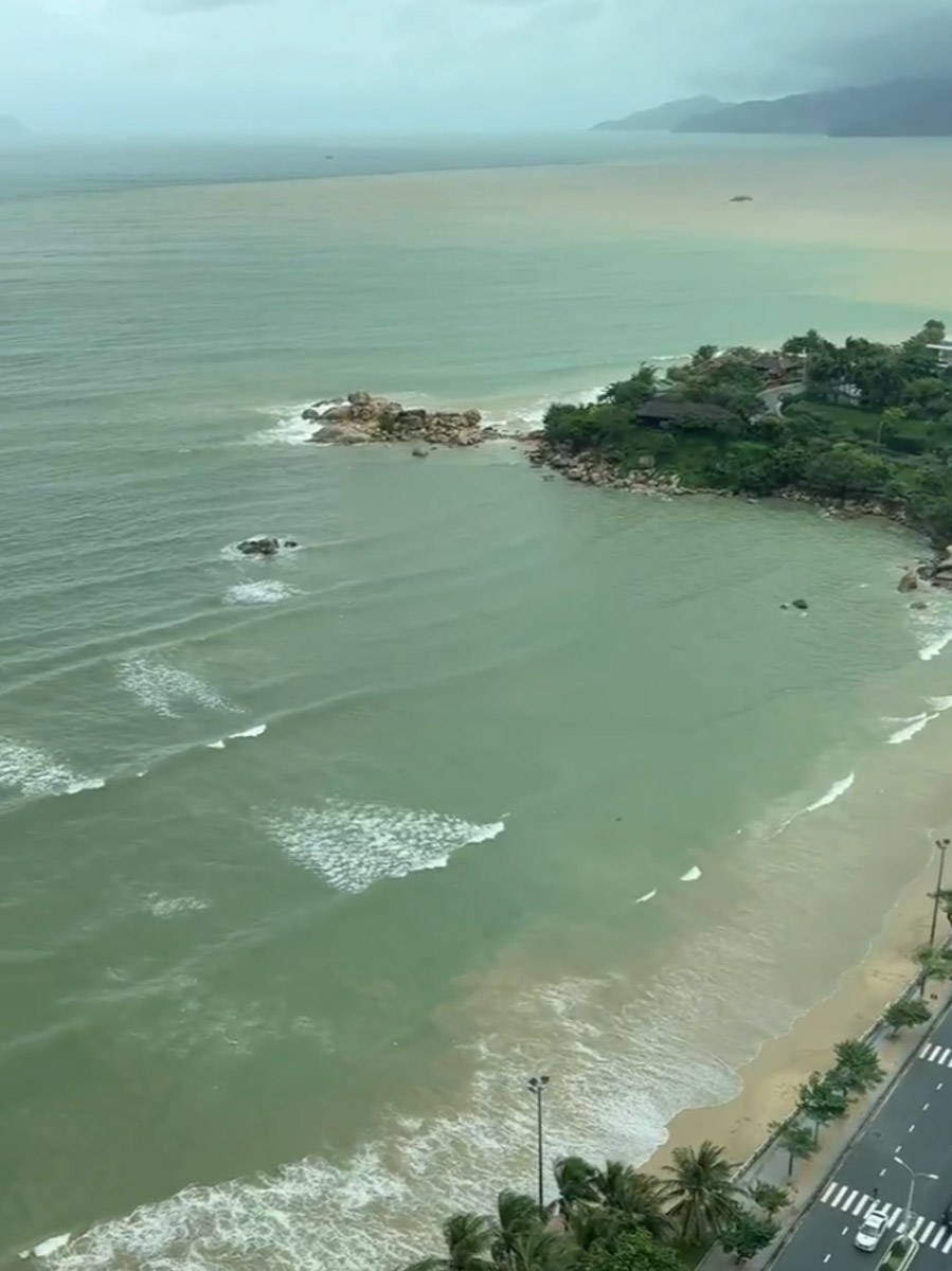 Отдых в несезон — рисковое мероприятие. Владимирский реставратор Маргарита Зинова решилась на него, отправившись на курорт Вьетнама в ноябре, и чуть не оказалась во власти разрушительной стихии. О впечатлениях, привезенных из Нячанга, она рассказала «Ключ-Медиа».