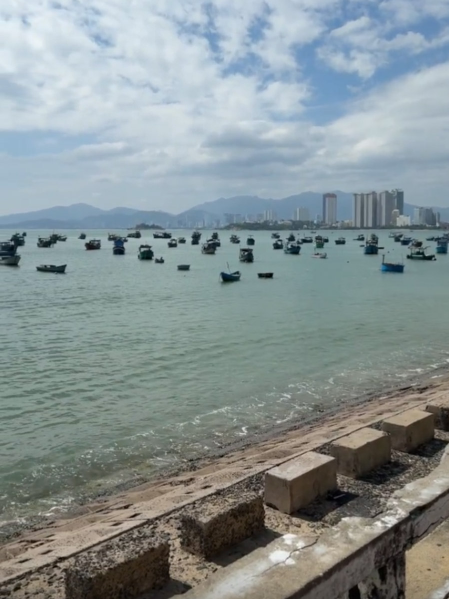 Отдых в несезон — рисковое мероприятие. Владимирский реставратор Маргарита Зинова решилась на него, отправившись на курорт Вьетнама в ноябре, и чуть не оказалась во власти разрушительной стихии. О впечатлениях, привезенных из Нячанга, она рассказала «Ключ-Медиа».