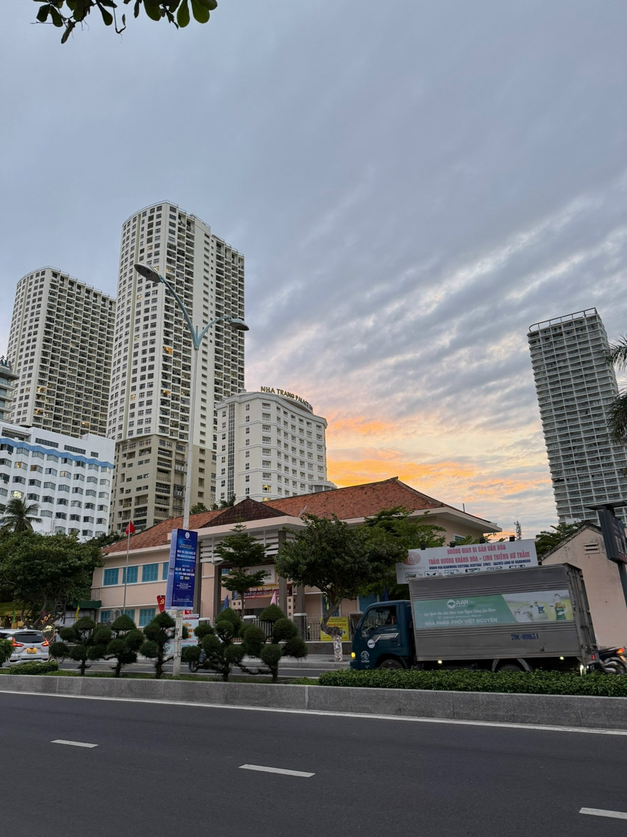 Отдых в несезон — рисковое мероприятие. Владимирский реставратор Маргарита Зинова решилась на него, отправившись на курорт Вьетнама в ноябре, и чуть не оказалась во власти разрушительной стихии. О впечатлениях, привезенных из Нячанга, она рассказала «Ключ-Медиа».