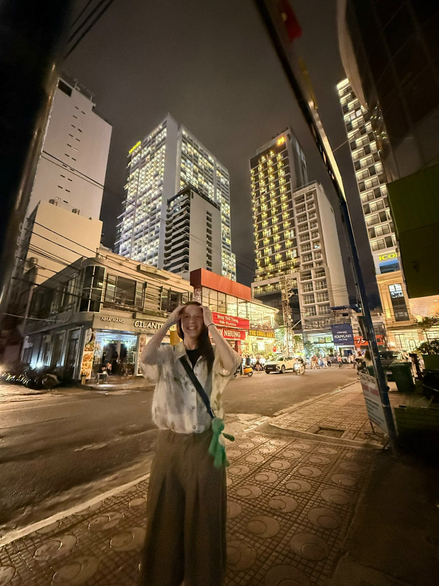 Отдых в несезон — рисковое мероприятие. Владимирский реставратор Маргарита Зинова решилась на него, отправившись на курорт Вьетнама в ноябре, и чуть не оказалась во власти разрушительной стихии. О впечатлениях, привезенных из Нячанга, она рассказала «Ключ-Медиа».