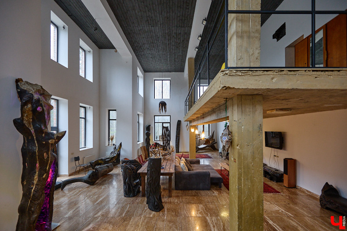 Мастер по дереву Николай Лавданский переехал в Киржачский район более 10 лет назад. Там он построил дом, завел хозяйство и продолжил заниматься творчеством, вдохновляясь единением с природой. По его 16 гектарам, населенным зверюшками, постоянно гуляют туристы. «Ключ-Медиа» удалось осмотреть не только угодья, но и жилище скульптора.