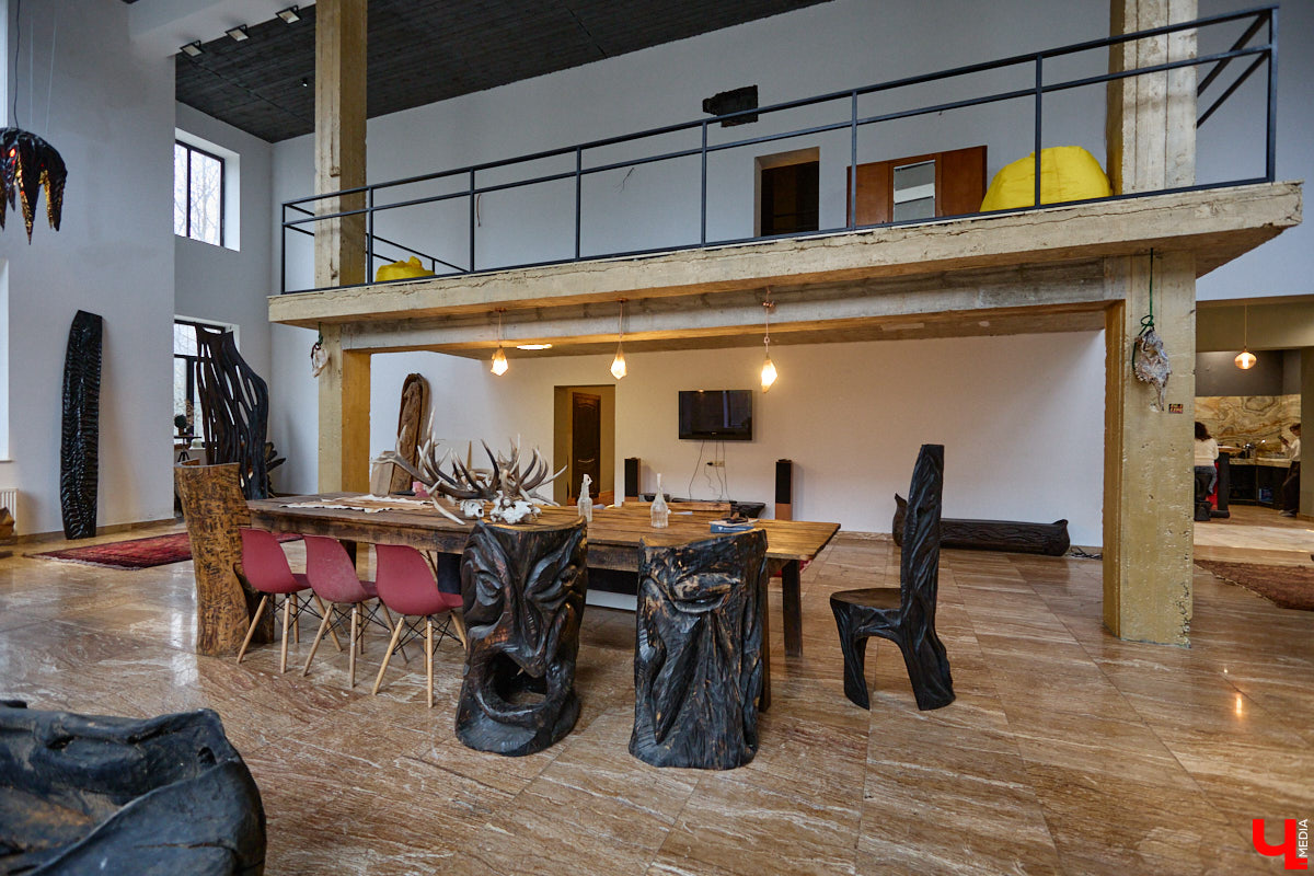 Мастер по дереву Николай Лавданский переехал в Киржачский район более 10 лет назад. Там он построил дом, завел хозяйство и продолжил заниматься творчеством, вдохновляясь единением с природой. По его 16 гектарам, населенным зверюшками, постоянно гуляют туристы. «Ключ-Медиа» удалось осмотреть не только угодья, но и жилище скульптора.