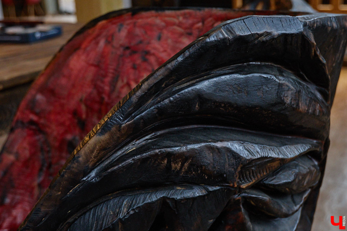 Мастер по дереву Николай Лавданский переехал в Киржачский район более 10 лет назад. Там он построил дом, завел хозяйство и продолжил заниматься творчеством, вдохновляясь единением с природой. По его 16 гектарам, населенным зверюшками, постоянно гуляют туристы. «Ключ-Медиа» удалось осмотреть не только угодья, но и жилище скульптора.