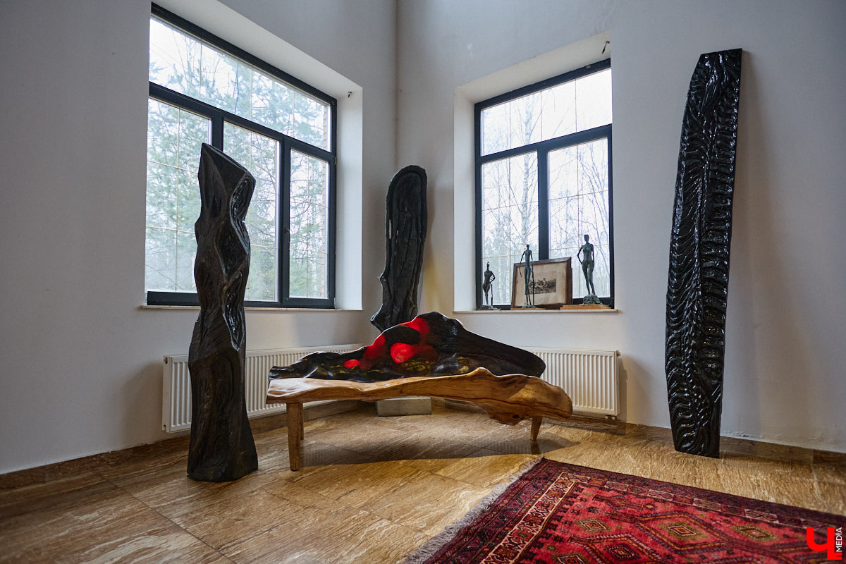 Мастер по дереву Николай Лавданский переехал в Киржачский район более 10 лет назад. Там он построил дом, завел хозяйство и продолжил заниматься творчеством, вдохновляясь единением с природой. По его 16 гектарам, населенным зверюшками, постоянно гуляют туристы. «Ключ-Медиа» удалось осмотреть не только угодья, но и жилище скульптора.