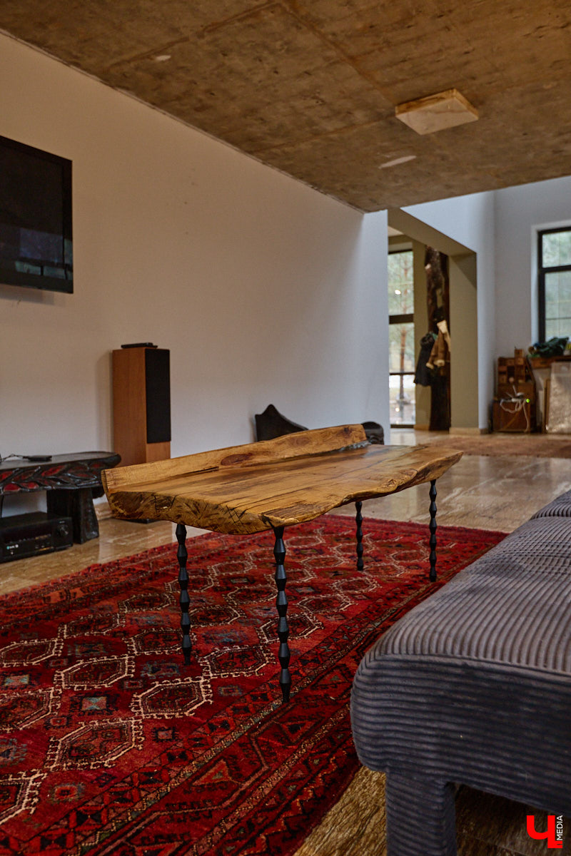 Мастер по дереву Николай Лавданский переехал в Киржачский район более 10 лет назад. Там он построил дом, завел хозяйство и продолжил заниматься творчеством, вдохновляясь единением с природой. По его 16 гектарам, населенным зверюшками, постоянно гуляют туристы. «Ключ-Медиа» удалось осмотреть не только угодья, но и жилище скульптора.