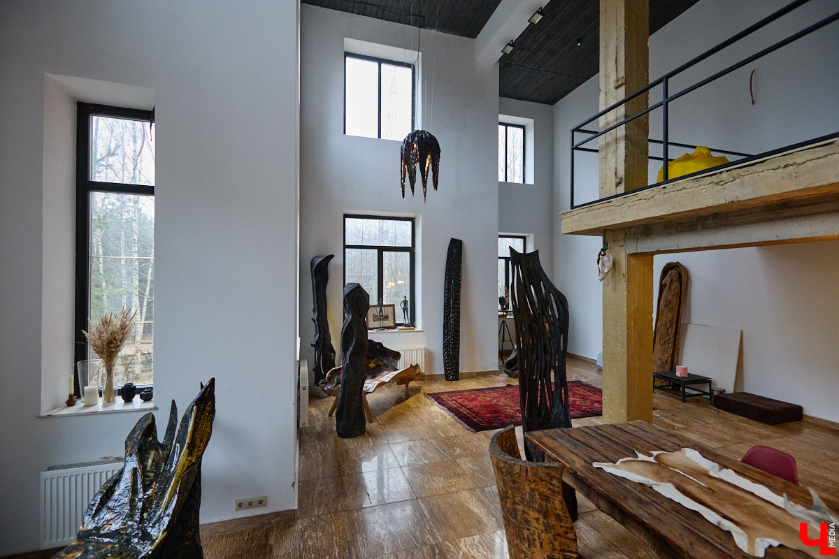 Мастер по дереву Николай Лавданский переехал в Киржачский район более 10 лет назад. Там он построил дом, завел хозяйство и продолжил заниматься творчеством, вдохновляясь единением с природой. По его 16 гектарам, населенным зверюшками, постоянно гуляют туристы. «Ключ-Медиа» удалось осмотреть не только угодья, но и жилище скульптора.