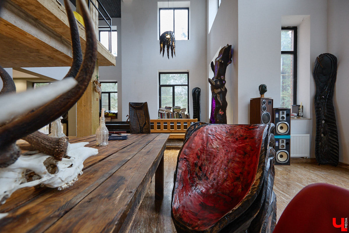 Мастер по дереву Николай Лавданский переехал в Киржачский район более 10 лет назад. Там он построил дом, завел хозяйство и продолжил заниматься творчеством, вдохновляясь единением с природой. По его 16 гектарам, населенным зверюшками, постоянно гуляют туристы. «Ключ-Медиа» удалось осмотреть не только угодья, но и жилище скульптора.