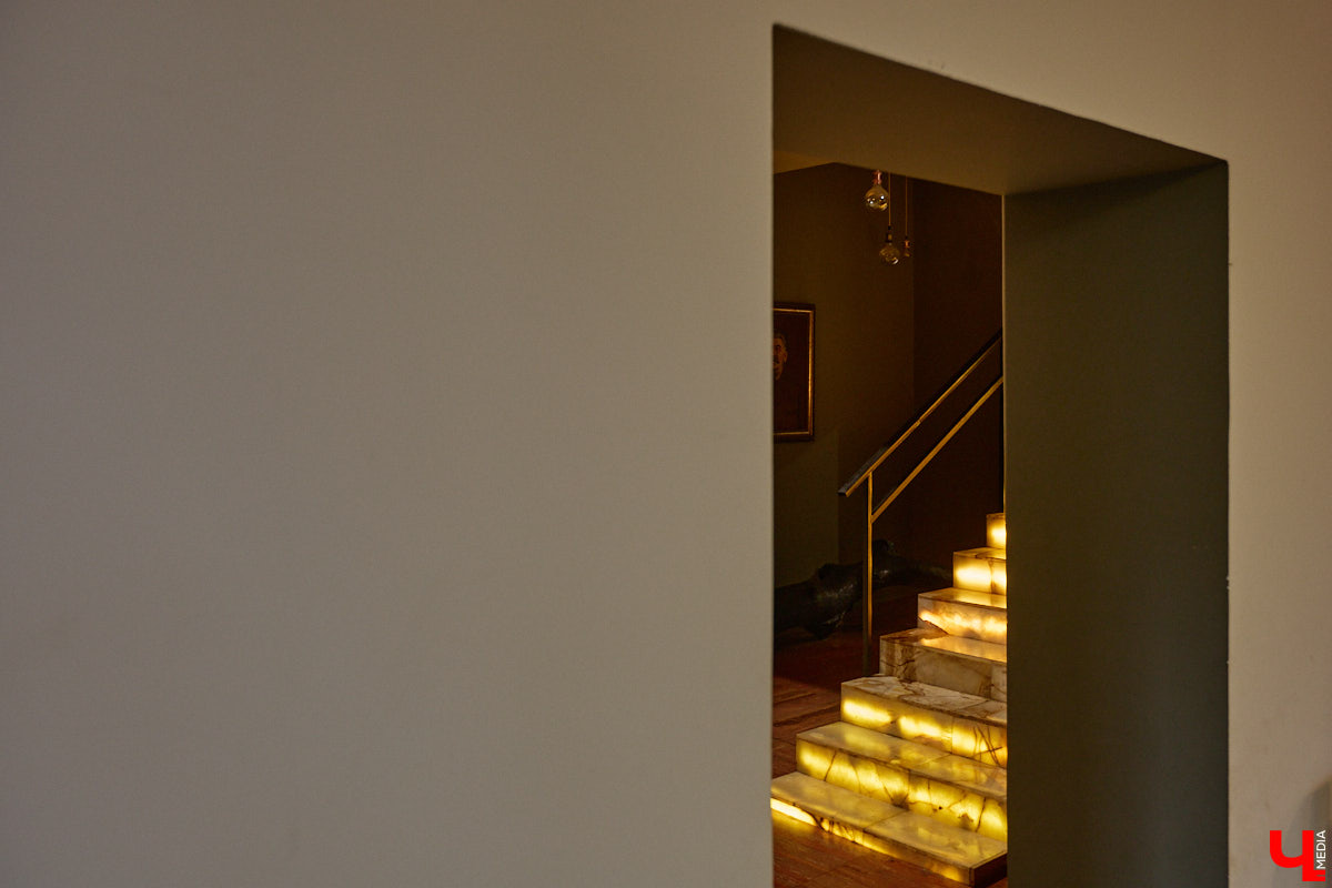 Мастер по дереву Николай Лавданский переехал в Киржачский район более 10 лет назад. Там он построил дом, завел хозяйство и продолжил заниматься творчеством, вдохновляясь единением с природой. По его 16 гектарам, населенным зверюшками, постоянно гуляют туристы. «Ключ-Медиа» удалось осмотреть не только угодья, но и жилище скульптора.