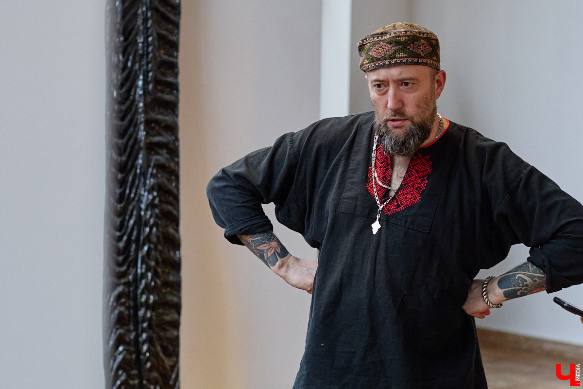 Мастер по дереву Николай Лавданский переехал в Киржачский район более 10 лет назад. Там он построил дом, завел хозяйство и продолжил заниматься творчеством, вдохновляясь единением с природой. По его 16 гектарам, населенным зверюшками, постоянно гуляют туристы. «Ключ-Медиа» удалось осмотреть не только угодья, но и жилище скульптора.