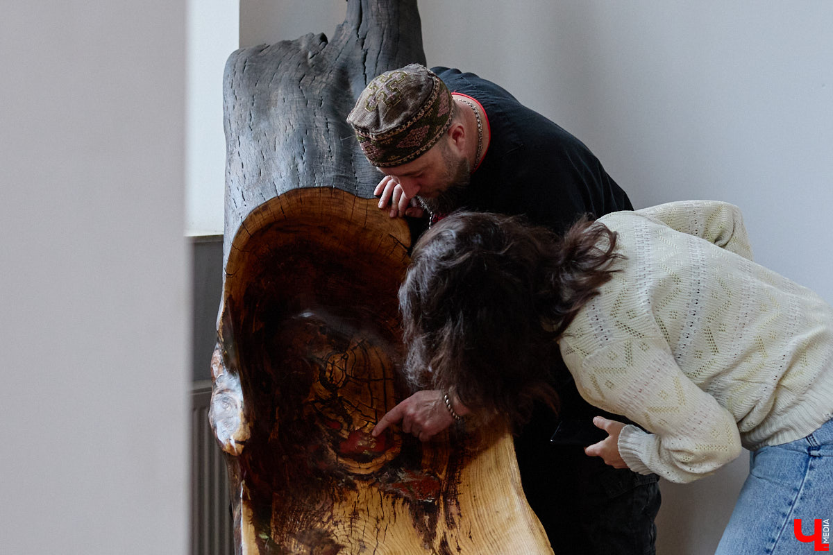 Мастер по дереву Николай Лавданский переехал в Киржачский район более 10 лет назад. Там он построил дом, завел хозяйство и продолжил заниматься творчеством, вдохновляясь единением с природой. По его 16 гектарам, населенным зверюшками, постоянно гуляют туристы. «Ключ-Медиа» удалось осмотреть не только угодья, но и жилище скульптора.