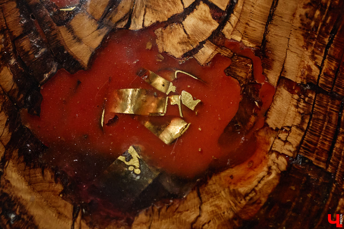 Мастер по дереву Николай Лавданский переехал в Киржачский район более 10 лет назад. Там он построил дом, завел хозяйство и продолжил заниматься творчеством, вдохновляясь единением с природой. По его 16 гектарам, населенным зверюшками, постоянно гуляют туристы. «Ключ-Медиа» удалось осмотреть не только угодья, но и жилище скульптора.