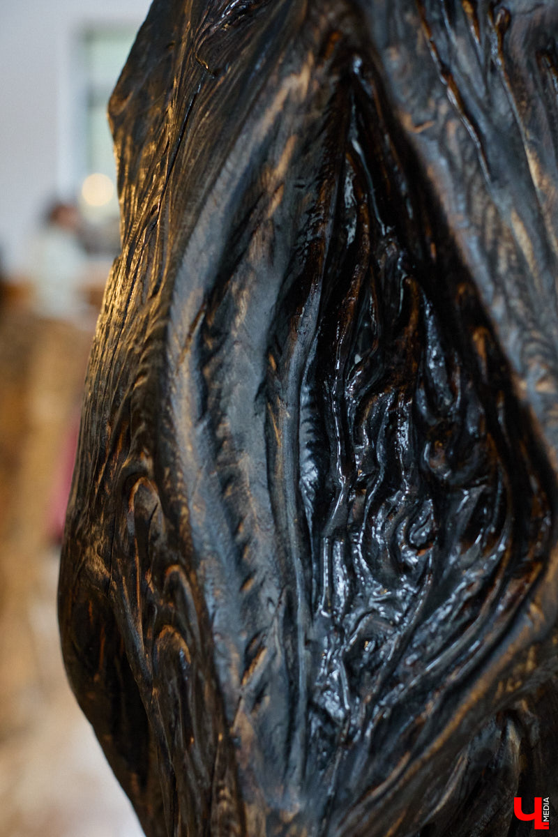 Мастер по дереву Николай Лавданский переехал в Киржачский район более 10 лет назад. Там он построил дом, завел хозяйство и продолжил заниматься творчеством, вдохновляясь единением с природой. По его 16 гектарам, населенным зверюшками, постоянно гуляют туристы. «Ключ-Медиа» удалось осмотреть не только угодья, но и жилище скульптора.