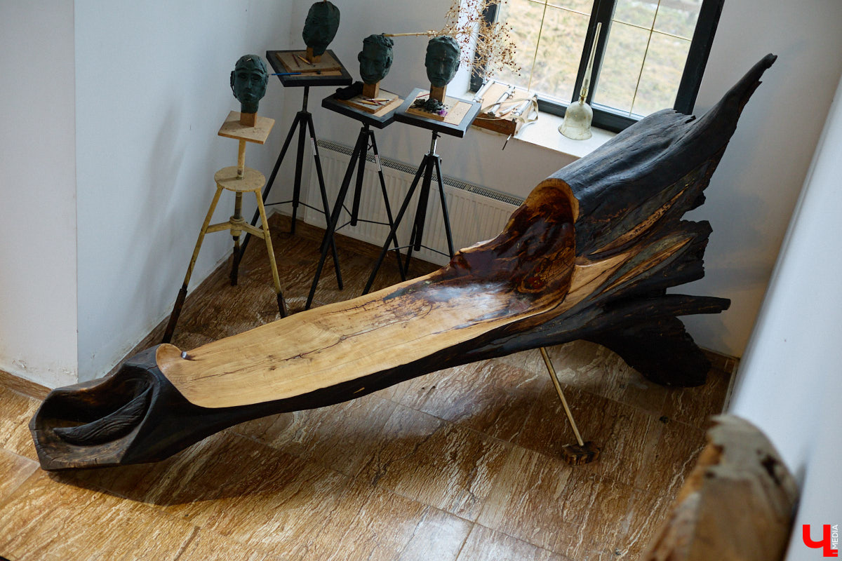 Мастер по дереву Николай Лавданский переехал в Киржачский район более 10 лет назад. Там он построил дом, завел хозяйство и продолжил заниматься творчеством, вдохновляясь единением с природой. По его 16 гектарам, населенным зверюшками, постоянно гуляют туристы. «Ключ-Медиа» удалось осмотреть не только угодья, но и жилище скульптора.