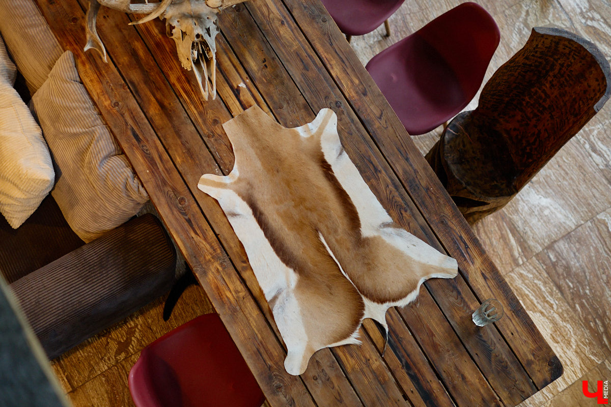 Мастер по дереву Николай Лавданский переехал в Киржачский район более 10 лет назад. Там он построил дом, завел хозяйство и продолжил заниматься творчеством, вдохновляясь единением с природой. По его 16 гектарам, населенным зверюшками, постоянно гуляют туристы. «Ключ-Медиа» удалось осмотреть не только угодья, но и жилище скульптора.