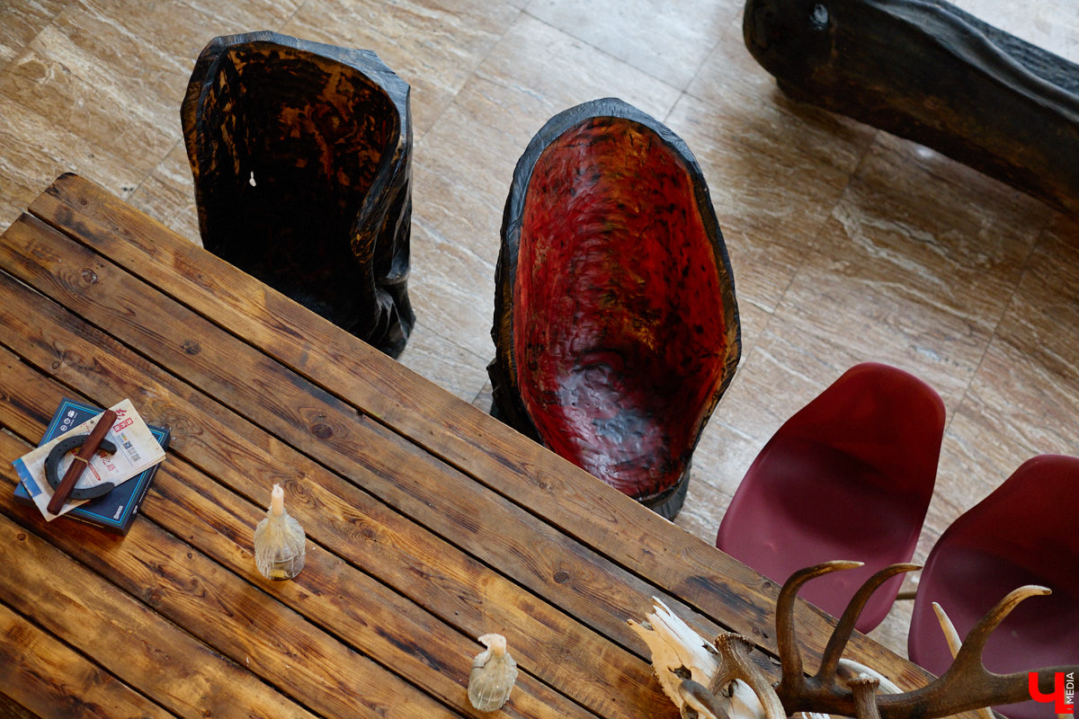 Мастер по дереву Николай Лавданский переехал в Киржачский район более 10 лет назад. Там он построил дом, завел хозяйство и продолжил заниматься творчеством, вдохновляясь единением с природой. По его 16 гектарам, населенным зверюшками, постоянно гуляют туристы. «Ключ-Медиа» удалось осмотреть не только угодья, но и жилище скульптора.