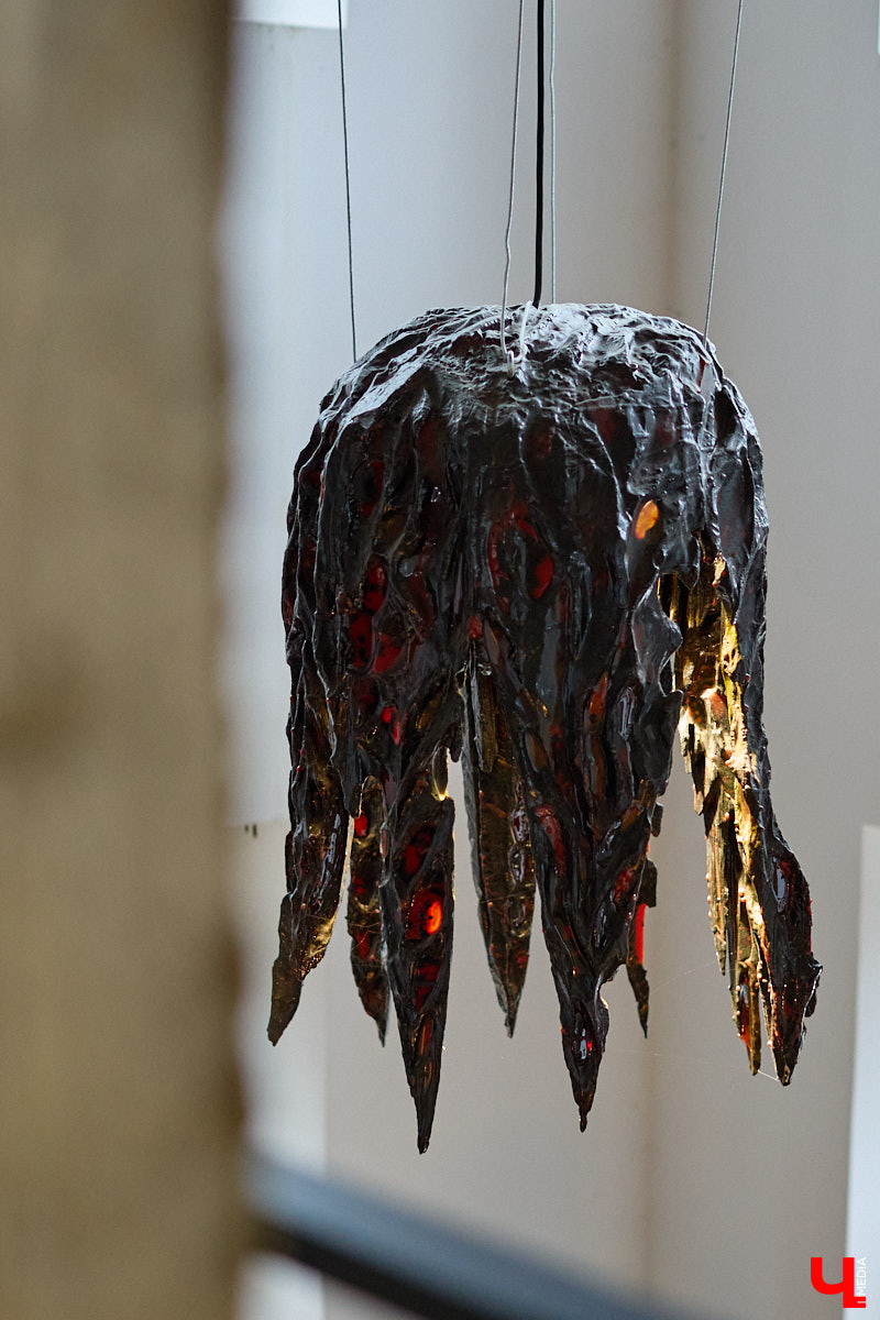 Мастер по дереву Николай Лавданский переехал в Киржачский район более 10 лет назад. Там он построил дом, завел хозяйство и продолжил заниматься творчеством, вдохновляясь единением с природой. По его 16 гектарам, населенным зверюшками, постоянно гуляют туристы. «Ключ-Медиа» удалось осмотреть не только угодья, но и жилище скульптора.