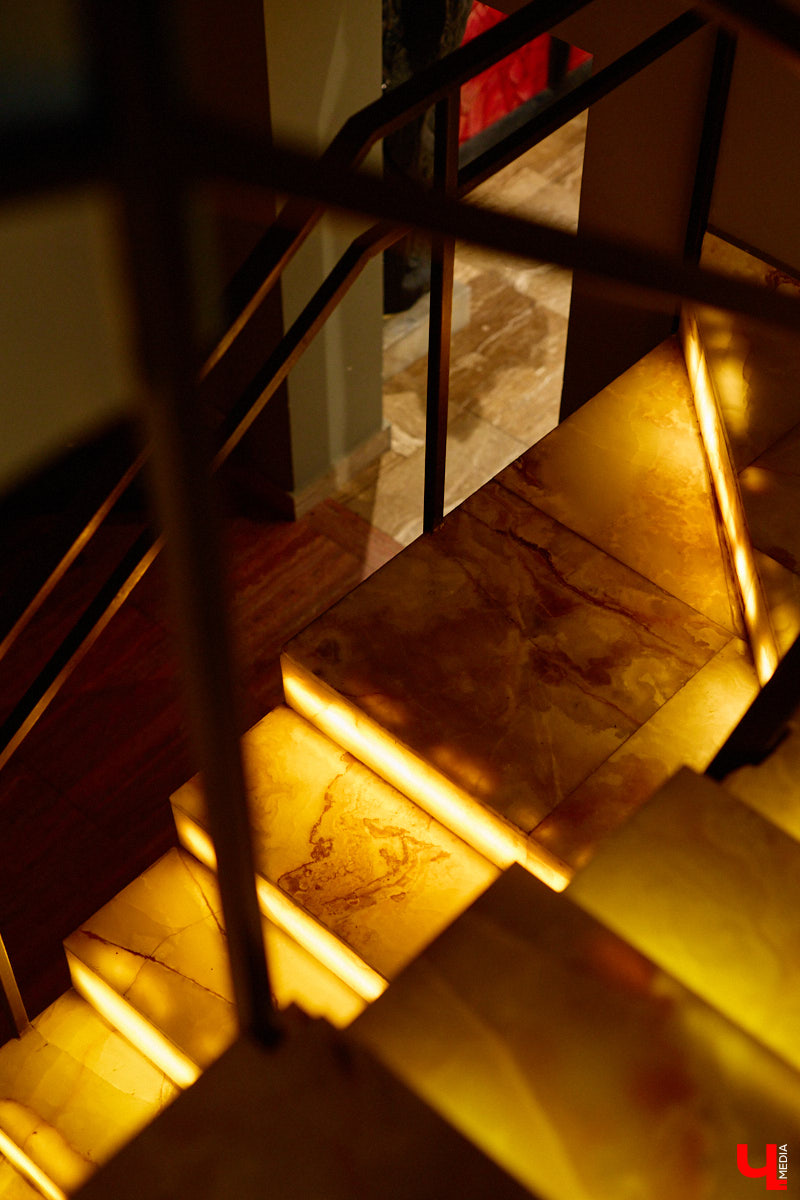 Мастер по дереву Николай Лавданский переехал в Киржачский район более 10 лет назад. Там он построил дом, завел хозяйство и продолжил заниматься творчеством, вдохновляясь единением с природой. По его 16 гектарам, населенным зверюшками, постоянно гуляют туристы. «Ключ-Медиа» удалось осмотреть не только угодья, но и жилище скульптора.