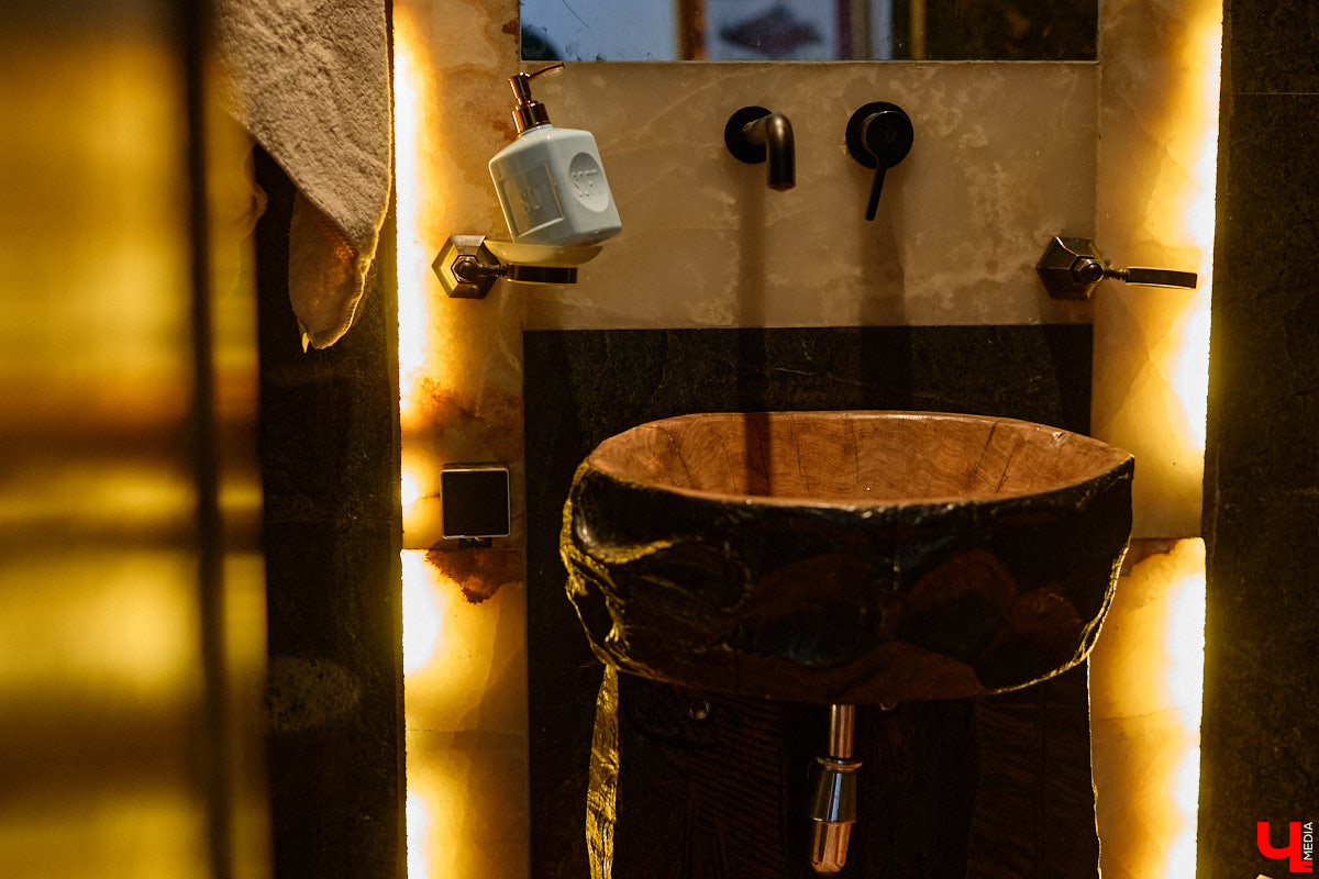 Мастер по дереву Николай Лавданский переехал в Киржачский район более 10 лет назад. Там он построил дом, завел хозяйство и продолжил заниматься творчеством, вдохновляясь единением с природой. По его 16 гектарам, населенным зверюшками, постоянно гуляют туристы. «Ключ-Медиа» удалось осмотреть не только угодья, но и жилище скульптора.