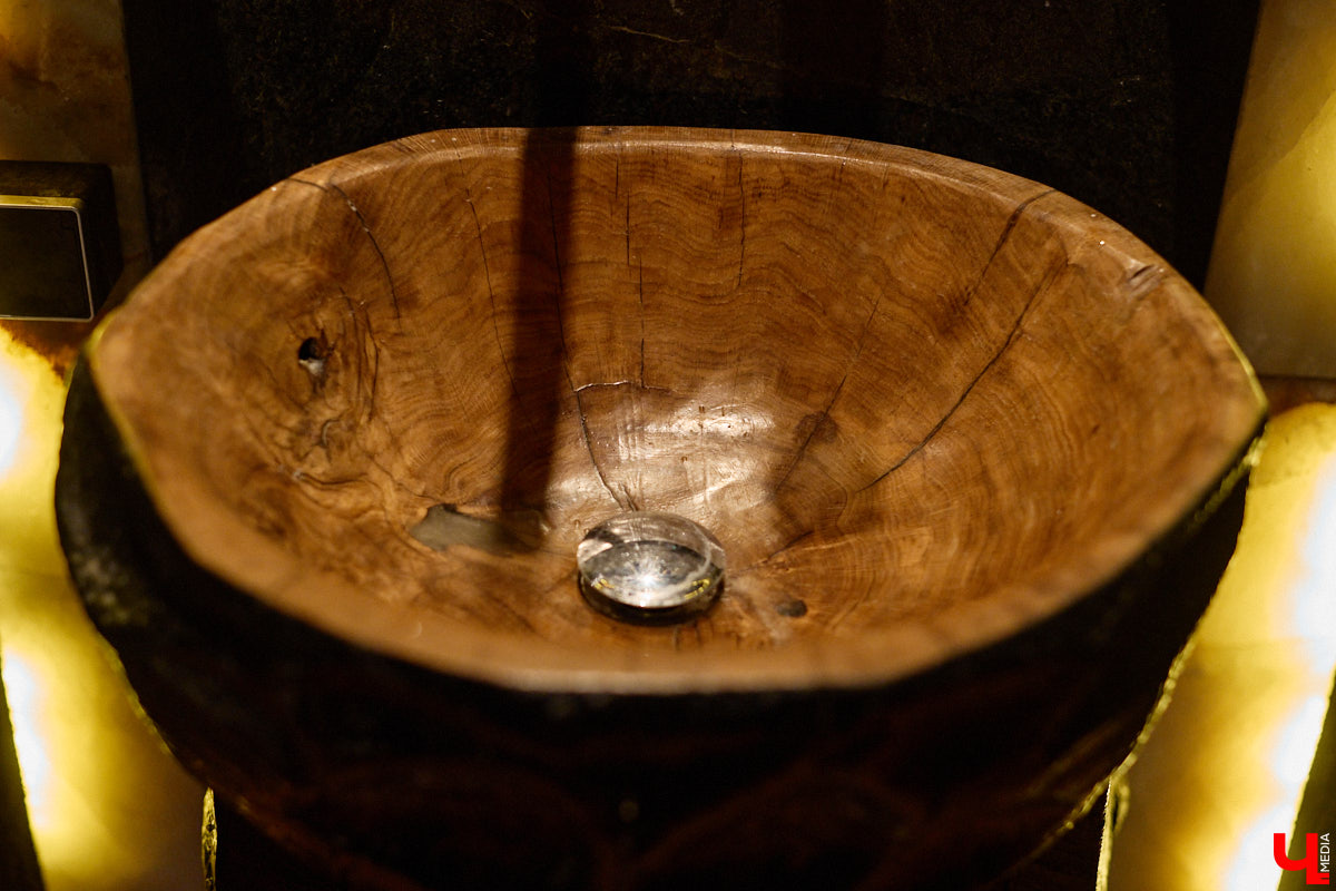 Мастер по дереву Николай Лавданский переехал в Киржачский район более 10 лет назад. Там он построил дом, завел хозяйство и продолжил заниматься творчеством, вдохновляясь единением с природой. По его 16 гектарам, населенным зверюшками, постоянно гуляют туристы. «Ключ-Медиа» удалось осмотреть не только угодья, но и жилище скульптора.