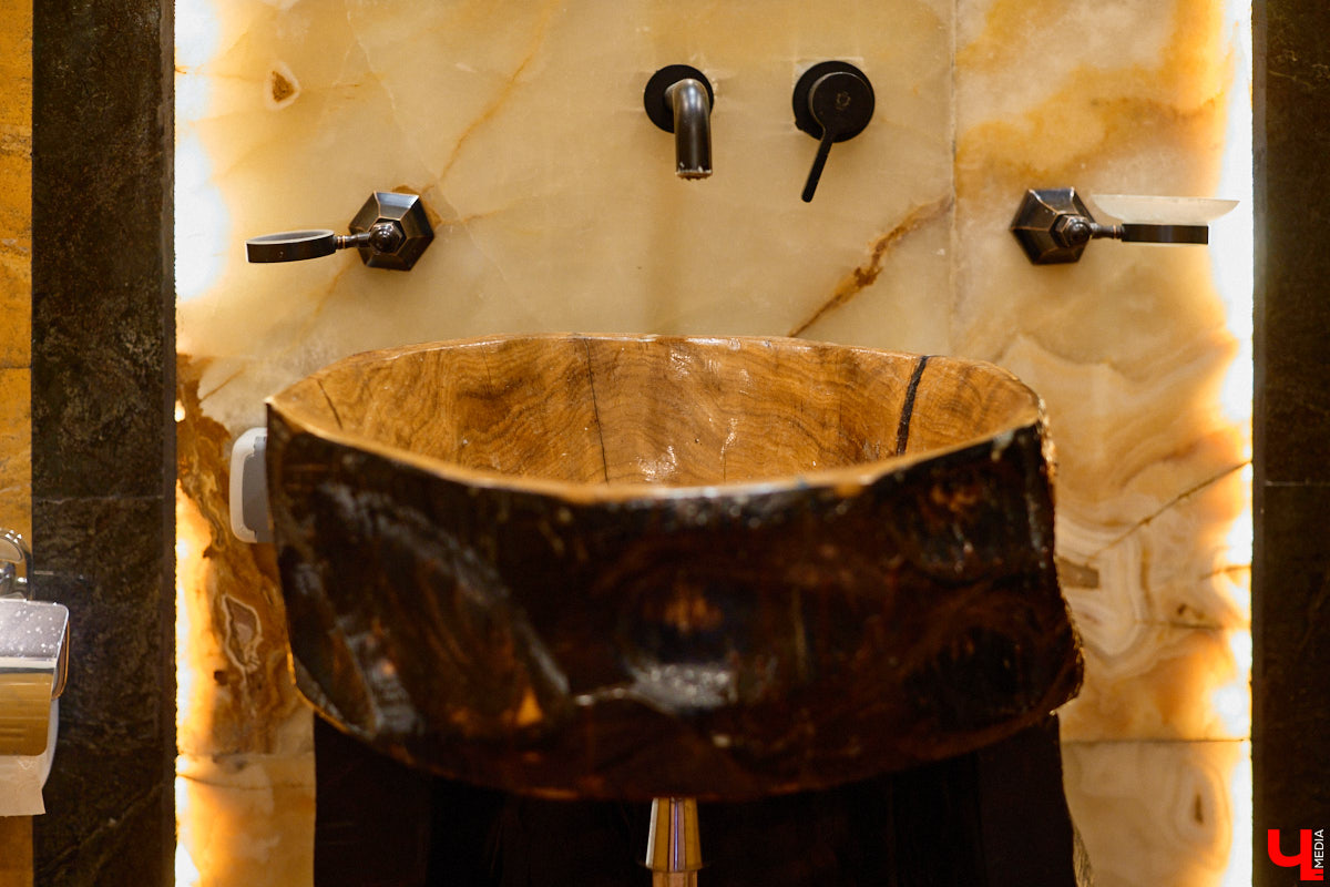 Мастер по дереву Николай Лавданский переехал в Киржачский район более 10 лет назад. Там он построил дом, завел хозяйство и продолжил заниматься творчеством, вдохновляясь единением с природой. По его 16 гектарам, населенным зверюшками, постоянно гуляют туристы. «Ключ-Медиа» удалось осмотреть не только угодья, но и жилище скульптора.