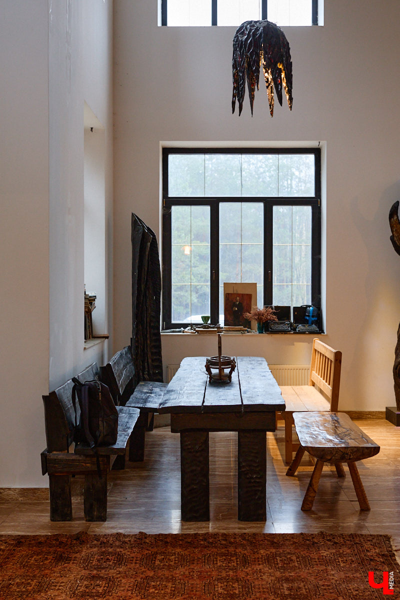 Мастер по дереву Николай Лавданский переехал в Киржачский район более 10 лет назад. Там он построил дом, завел хозяйство и продолжил заниматься творчеством, вдохновляясь единением с природой. По его 16 гектарам, населенным зверюшками, постоянно гуляют туристы. «Ключ-Медиа» удалось осмотреть не только угодья, но и жилище скульптора.