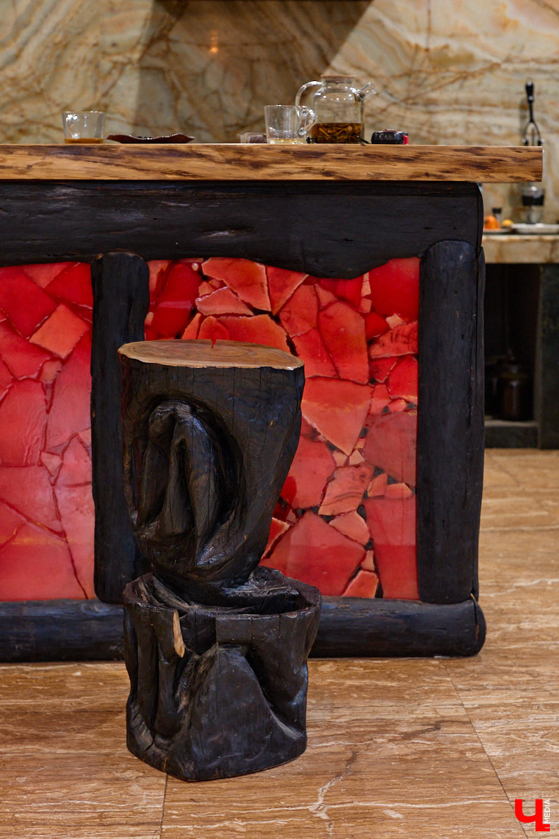 Мастер по дереву Николай Лавданский переехал в Киржачский район более 10 лет назад. Там он построил дом, завел хозяйство и продолжил заниматься творчеством, вдохновляясь единением с природой. По его 16 гектарам, населенным зверюшками, постоянно гуляют туристы. «Ключ-Медиа» удалось осмотреть не только угодья, но и жилище скульптора.