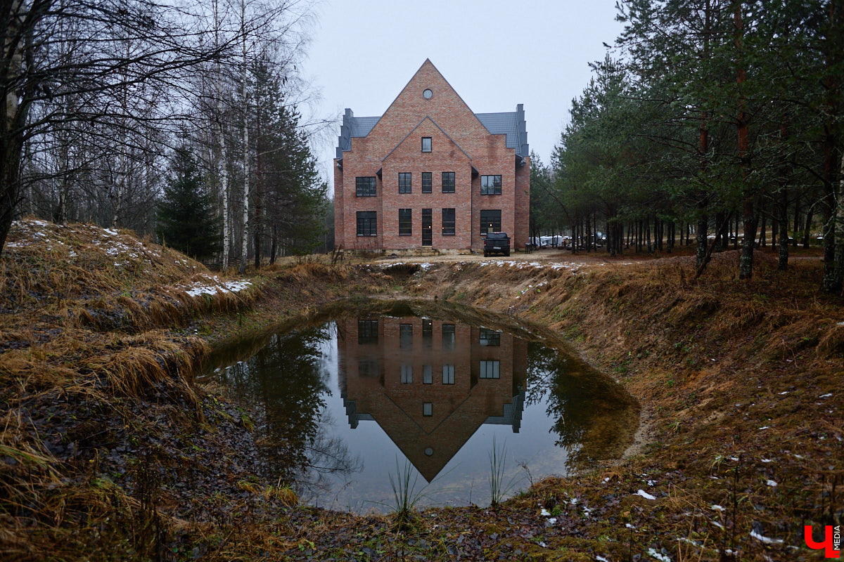 Мастер по дереву Николай Лавданский переехал в Киржачский район более 10 лет назад. Там он построил дом, завел хозяйство и продолжил заниматься творчеством, вдохновляясь единением с природой. По его 16 гектарам, населенным зверюшками, постоянно гуляют туристы. «Ключ-Медиа» удалось осмотреть не только угодья, но и жилище скульптора.