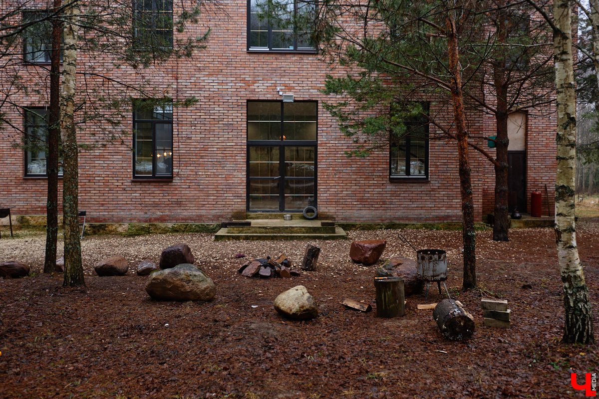 Мастер по дереву Николай Лавданский переехал в Киржачский район более 10 лет назад. Там он построил дом, завел хозяйство и продолжил заниматься творчеством, вдохновляясь единением с природой. По его 16 гектарам, населенным зверюшками, постоянно гуляют туристы. «Ключ-Медиа» удалось осмотреть не только угодья, но и жилище скульптора.