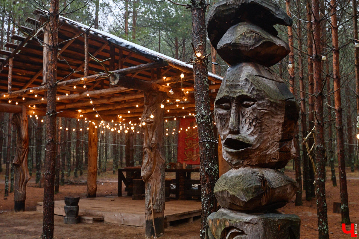 Мастер по дереву Николай Лавданский переехал в Киржачский район более 10 лет назад. Там он построил дом, завел хозяйство и продолжил заниматься творчеством, вдохновляясь единением с природой. По его 16 гектарам, населенным зверюшками, постоянно гуляют туристы. «Ключ-Медиа» удалось осмотреть не только угодья, но и жилище скульптора.