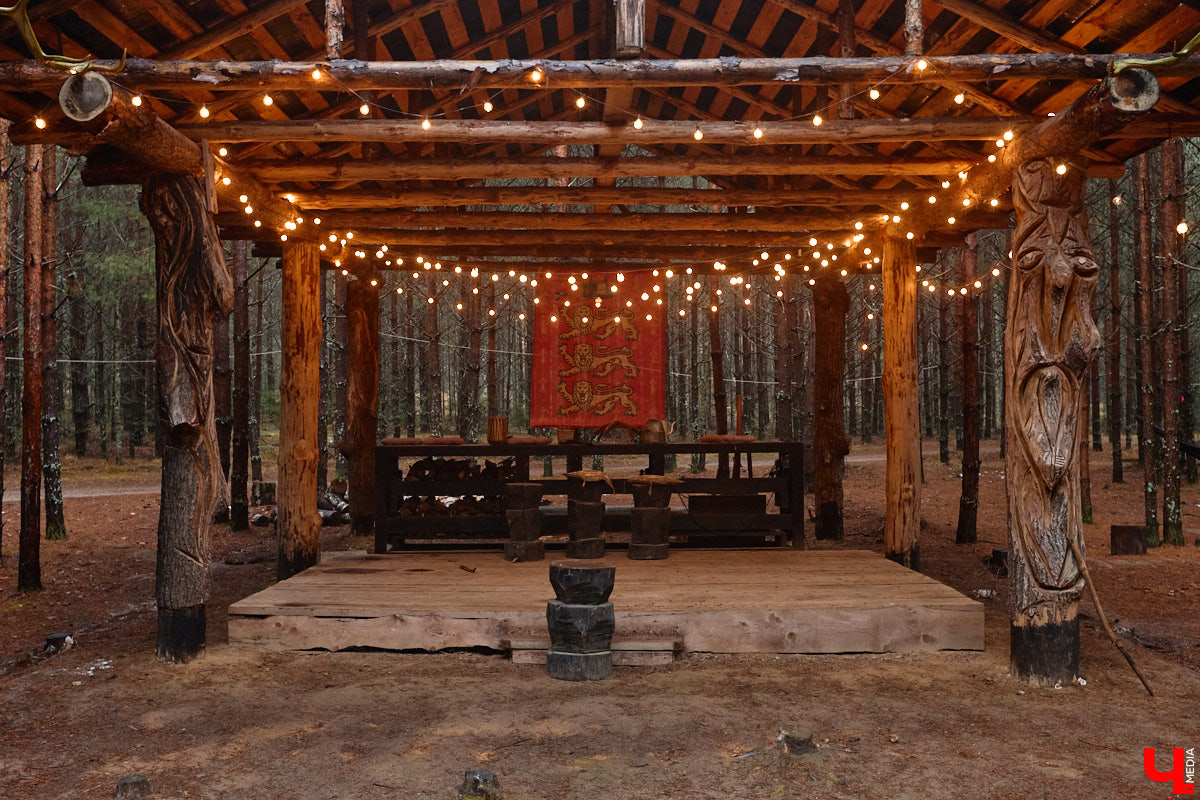 Мастер по дереву Николай Лавданский переехал в Киржачский район более 10 лет назад. Там он построил дом, завел хозяйство и продолжил заниматься творчеством, вдохновляясь единением с природой. По его 16 гектарам, населенным зверюшками, постоянно гуляют туристы. «Ключ-Медиа» удалось осмотреть не только угодья, но и жилище скульптора.