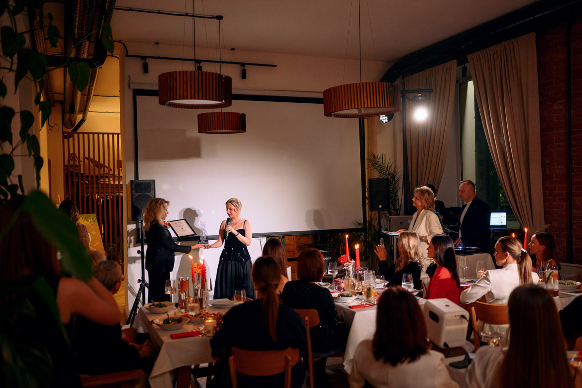 Сиять на красной ковровой дорожке — мечту своих постоянных клиентов исполнил в канун Нового года Институт красоты BABOR. Невероятно красивый гала-ужин для самых дорогих друзей прошел во Владимире. Цветом вечера был выбран красный — знак искренней и глубокой любви. Темой беседы стала подготовка к новогодним праздникам. Ну а главным героем признали корейскую бьюти-звезду, аппарат радиочастотного лифтинга нового поколения OLIGIO.