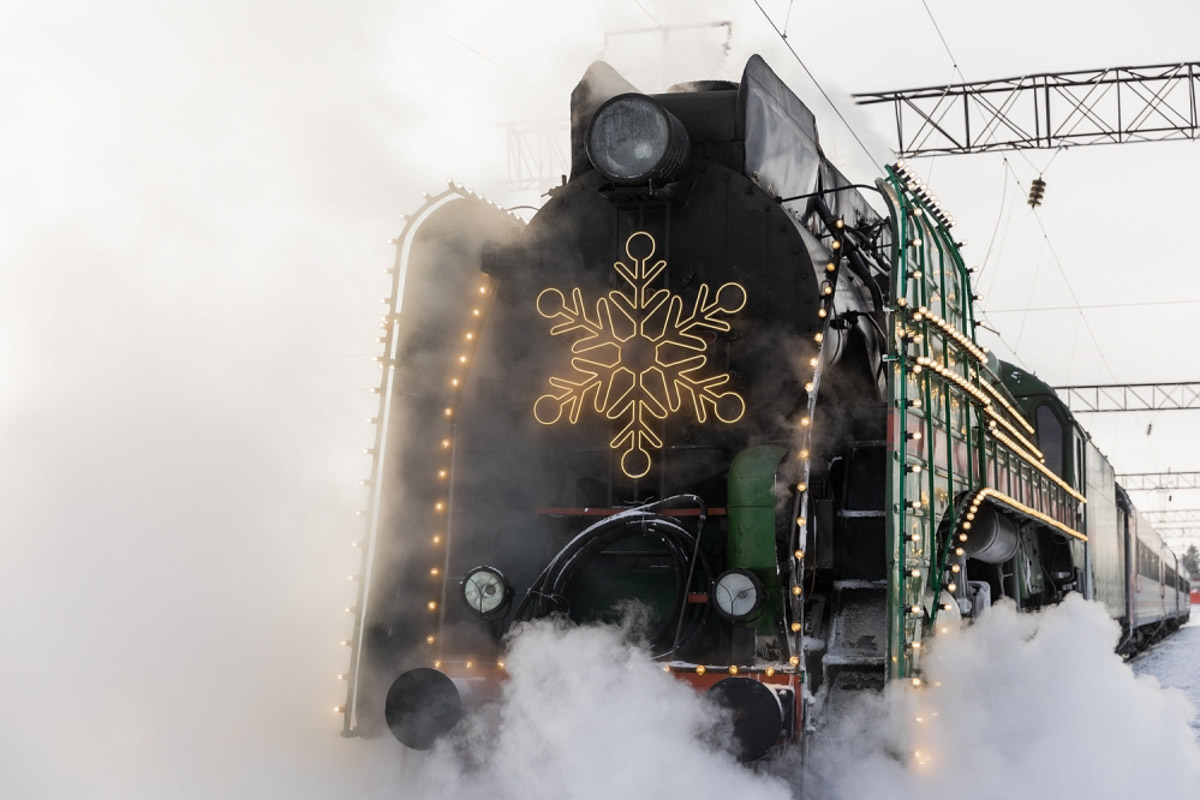 Зима снова тормозит, но догнать новогоднее настроение все-таки можно. Во Владимире уже вышли на линии троллейбусы, украшенные гирляндами, в Гусь-Хрустальном в сказочное путешествие отправились сани Деда Мороза, а по железной дороге скоро запустят праздничный поезд на паровой тяге.