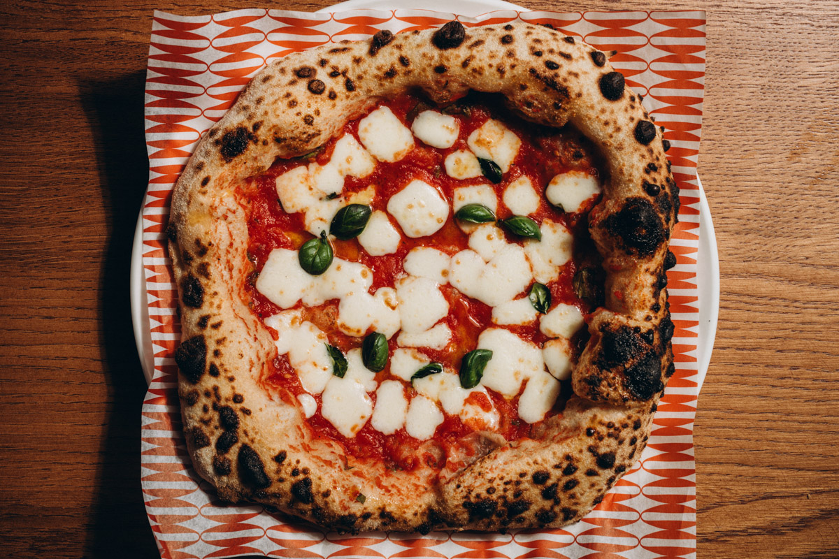 Во Владимире появился проект, который местные уже называют самой обсуждаемой новинкой сезона. На Спасской открылся трехэтажный итальянский ресторан и бар GIO — амбициозная работа команды Ирины Залевской и Zalevsky Group, известных по ярким городским проектам.