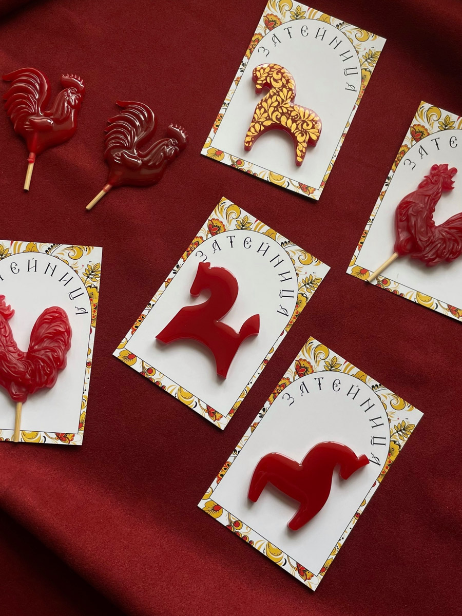 По восточному календарю 2026-й пройдет под покровительством Огненной Лошади: харизматичной, вдохновляющей и неудержимой. Не потому ли владимирцы, дабы задобрить символ года, вовсю украшают свои дома конями всех мастей? Есть варианты из керамики, гипса, стекла, воска или медового теста. А некоторые экземпляры созданы своими руками. О них и поговорим.