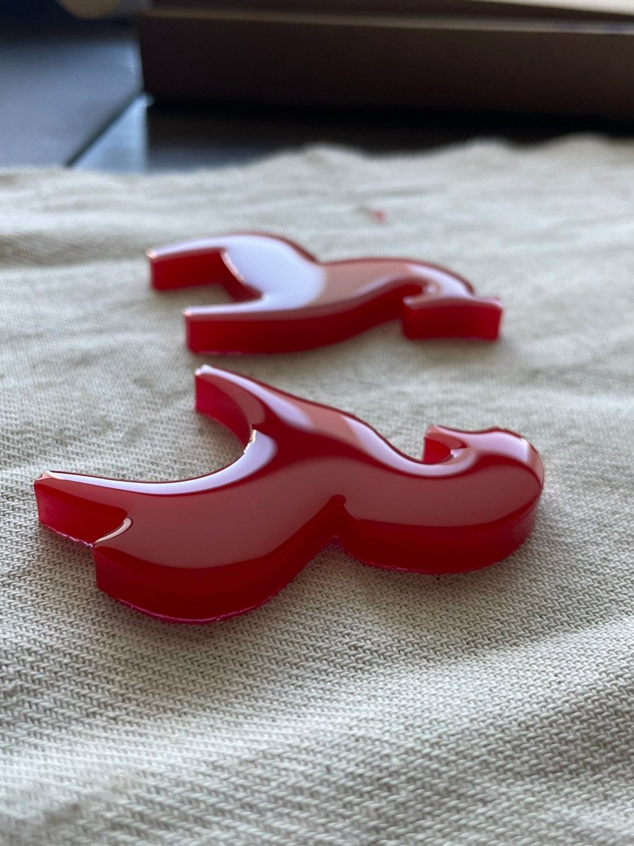 По восточному календарю 2026-й пройдет под покровительством Огненной Лошади: харизматичной, вдохновляющей и неудержимой. Не потому ли владимирцы, дабы задобрить символ года, вовсю украшают свои дома конями всех мастей? Есть варианты из керамики, гипса, стекла, воска или медового теста. А некоторые экземпляры созданы своими руками. О них и поговорим.