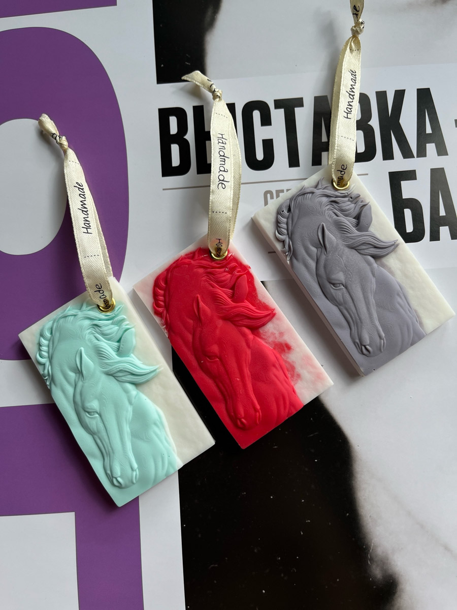 По восточному календарю 2026-й пройдет под покровительством Огненной Лошади: харизматичной, вдохновляющей и неудержимой. Не потому ли владимирцы, дабы задобрить символ года, вовсю украшают свои дома конями всех мастей? Есть варианты из керамики, гипса, стекла, воска или медового теста. А некоторые экземпляры созданы своими руками. О них и поговорим.