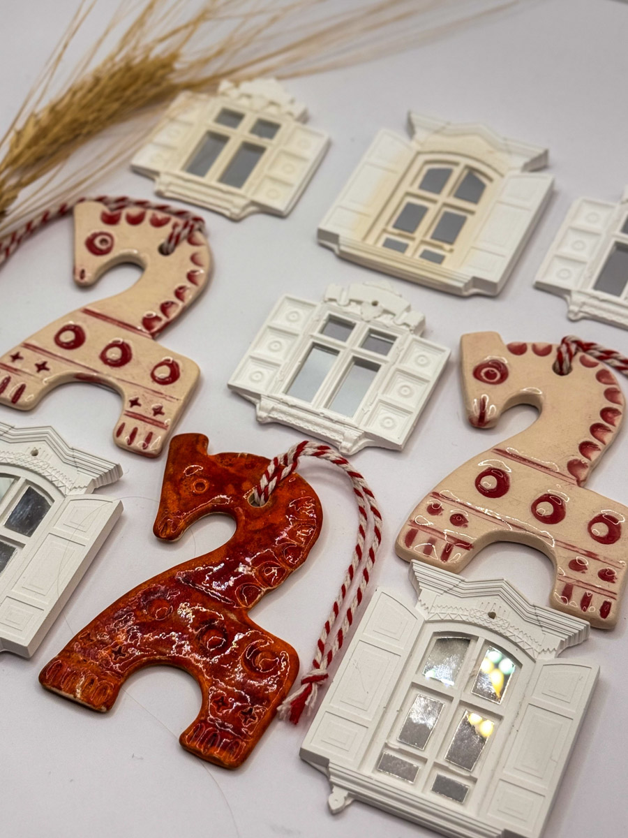 По восточному календарю 2026-й пройдет под покровительством Огненной Лошади: харизматичной, вдохновляющей и неудержимой. Не потому ли владимирцы, дабы задобрить символ года, вовсю украшают свои дома конями всех мастей? Есть варианты из керамики, гипса, стекла, воска или медового теста. А некоторые экземпляры созданы своими руками. О них и поговорим.