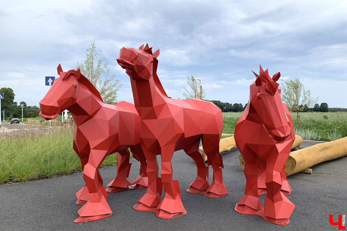 По восточному календарю 2026-й пройдет под покровительством Огненной Лошади: харизматичной, вдохновляющей и неудержимой. Не потому ли владимирцы, дабы задобрить символ года, вовсю украшают свои дома конями всех мастей? Есть варианты из керамики, гипса, стекла, воска или медового теста. А некоторые экземпляры созданы своими руками. О них и поговорим.