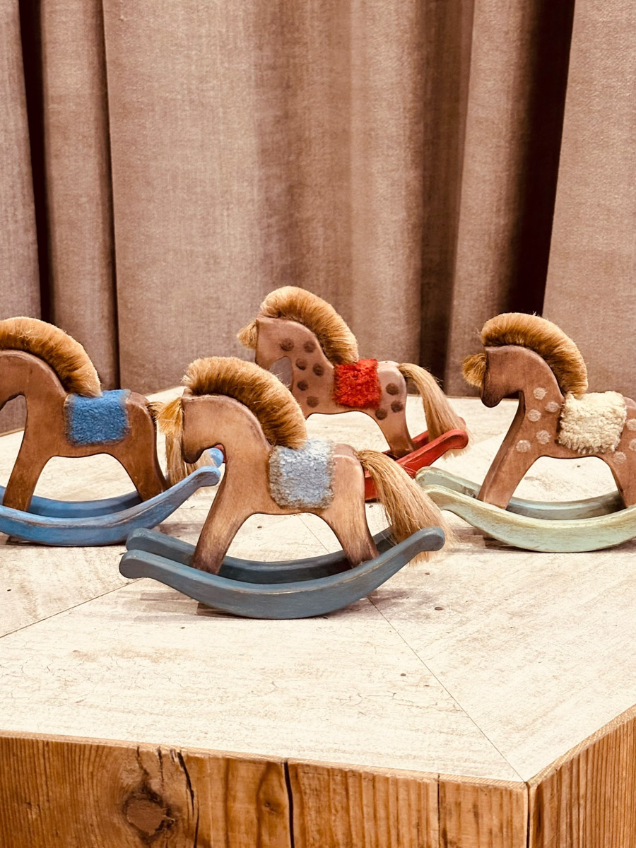 По восточному календарю 2026-й пройдет под покровительством Огненной Лошади: харизматичной, вдохновляющей и неудержимой. Не потому ли владимирцы, дабы задобрить символ года, вовсю украшают свои дома конями всех мастей? Есть варианты из керамики, гипса, стекла, воска или медового теста. А некоторые экземпляры созданы своими руками. О них и поговорим.