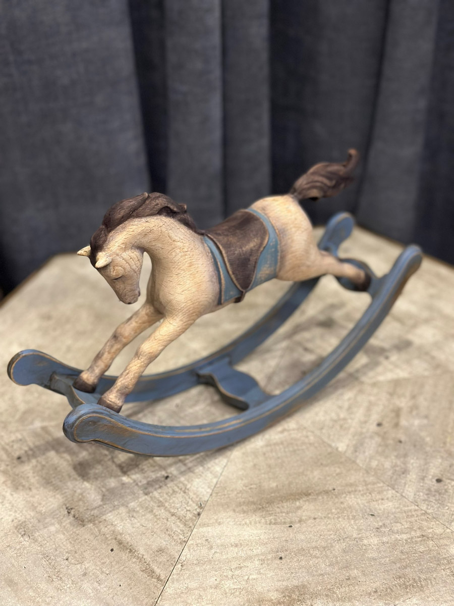 По восточному календарю 2026-й пройдет под покровительством Огненной Лошади: харизматичной, вдохновляющей и неудержимой. Не потому ли владимирцы, дабы задобрить символ года, вовсю украшают свои дома конями всех мастей? Есть варианты из керамики, гипса, стекла, воска или медового теста. А некоторые экземпляры созданы своими руками. О них и поговорим.