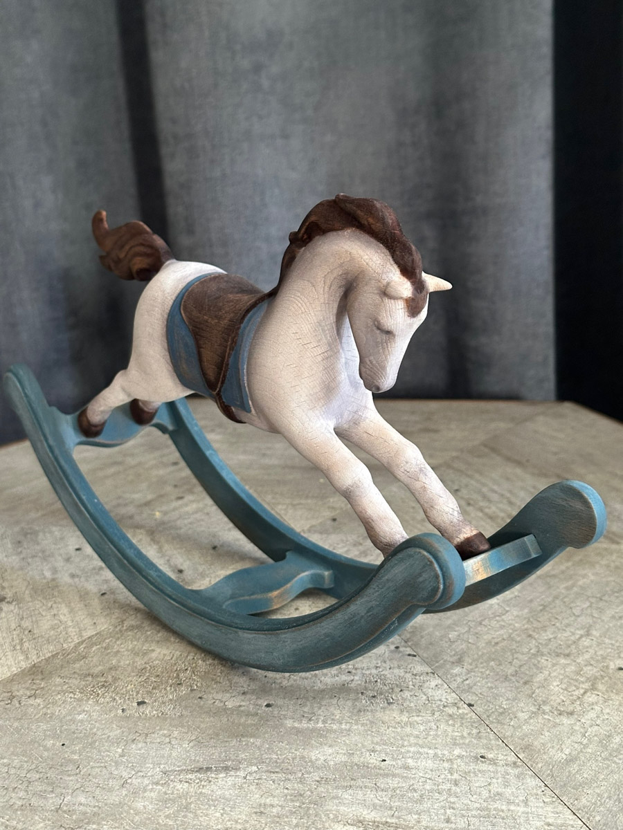 По восточному календарю 2026-й пройдет под покровительством Огненной Лошади: харизматичной, вдохновляющей и неудержимой. Не потому ли владимирцы, дабы задобрить символ года, вовсю украшают свои дома конями всех мастей? Есть варианты из керамики, гипса, стекла, воска или медового теста. А некоторые экземпляры созданы своими руками. О них и поговорим.