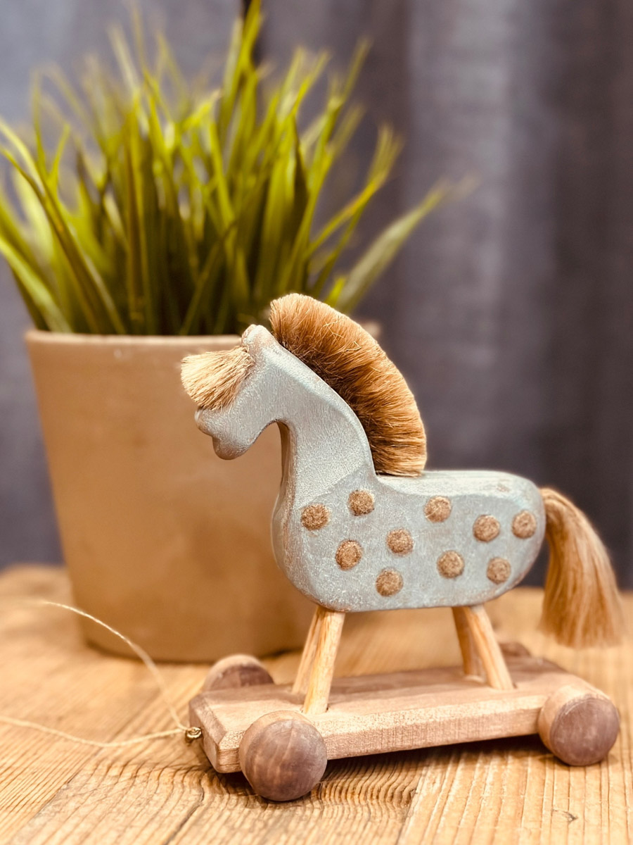 По восточному календарю 2026-й пройдет под покровительством Огненной Лошади: харизматичной, вдохновляющей и неудержимой. Не потому ли владимирцы, дабы задобрить символ года, вовсю украшают свои дома конями всех мастей? Есть варианты из керамики, гипса, стекла, воска или медового теста. А некоторые экземпляры созданы своими руками. О них и поговорим.