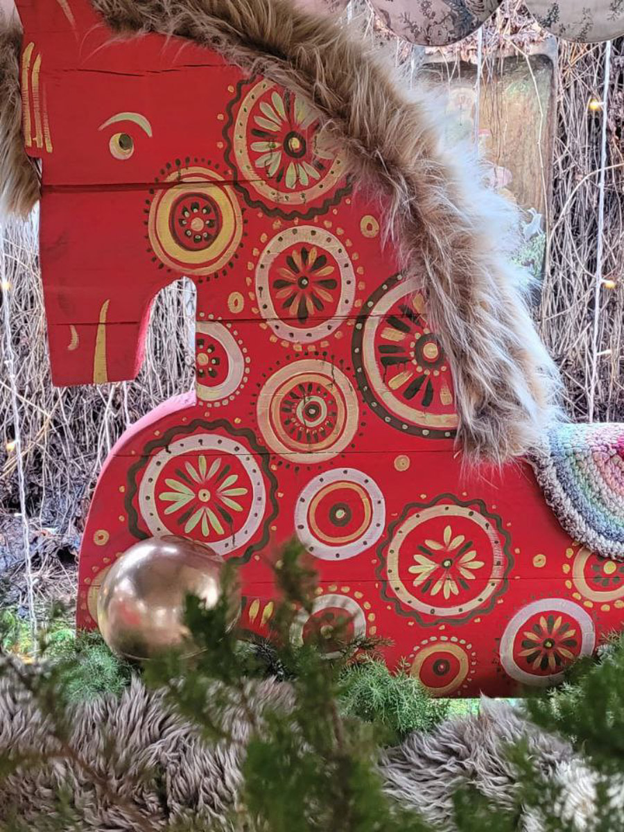 По восточному календарю 2026-й пройдет под покровительством Огненной Лошади: харизматичной, вдохновляющей и неудержимой. Не потому ли владимирцы, дабы задобрить символ года, вовсю украшают свои дома конями всех мастей? Есть варианты из керамики, гипса, стекла, воска или медового теста. А некоторые экземпляры созданы своими руками. О них и поговорим.