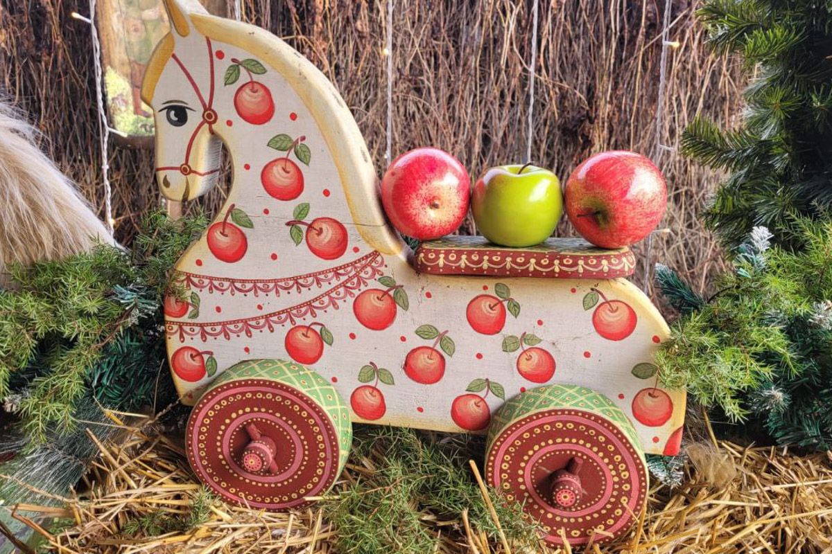 По восточному календарю 2026-й пройдет под покровительством Огненной Лошади: харизматичной, вдохновляющей и неудержимой. Не потому ли владимирцы, дабы задобрить символ года, вовсю украшают свои дома конями всех мастей? Есть варианты из керамики, гипса, стекла, воска или медового теста. А некоторые экземпляры созданы своими руками. О них и поговорим.