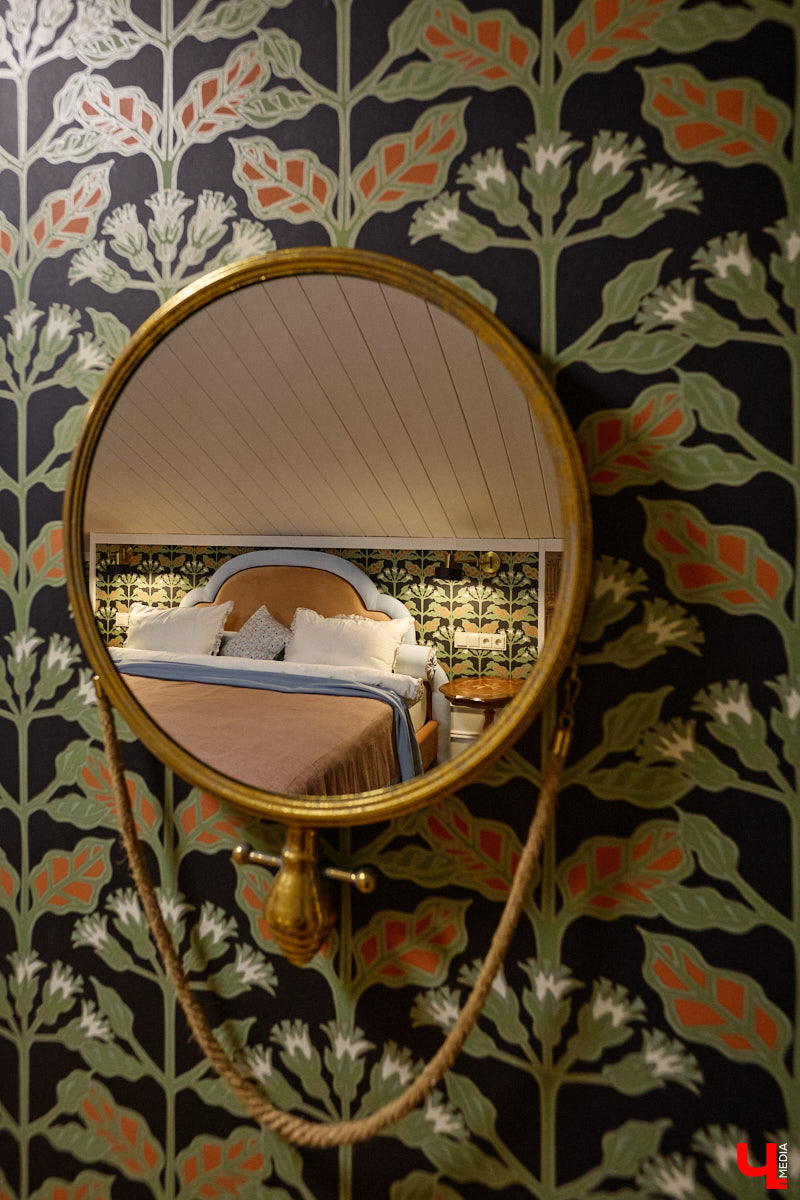 Домики Суздаля радуют взор ажурными узорами, нарядными наличниками и  свежевыкрашенными фасадами. Так и  хочется узнать, что там внутри! «Ключ-Медиа» повезло оказаться за  воротами одного из  строений с  видом на  кремль  — принимала гостей хозяйка роскошного терема Алевтина Савельева.